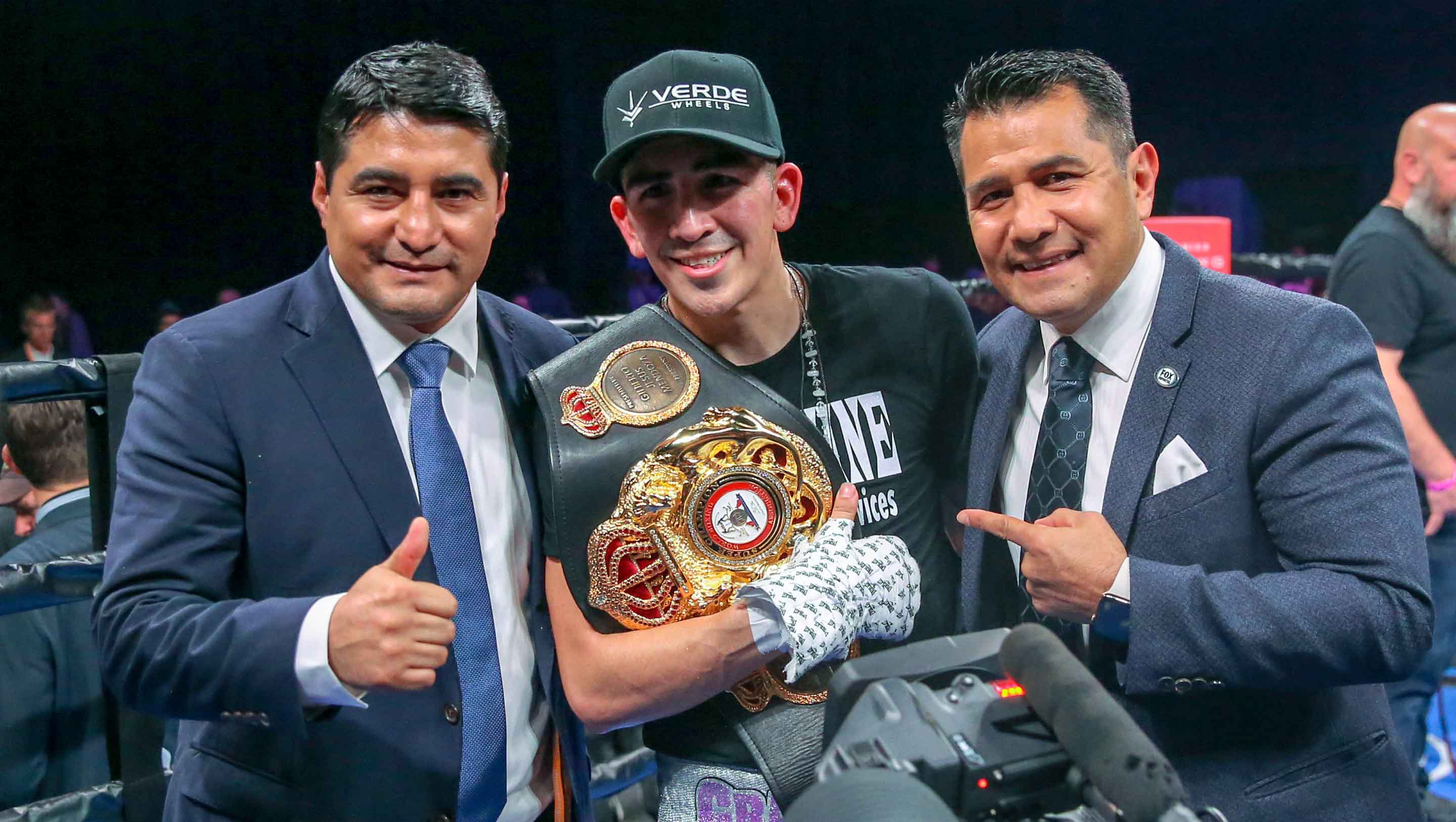 Leo Santa Cruz keeps his whole family in the fight